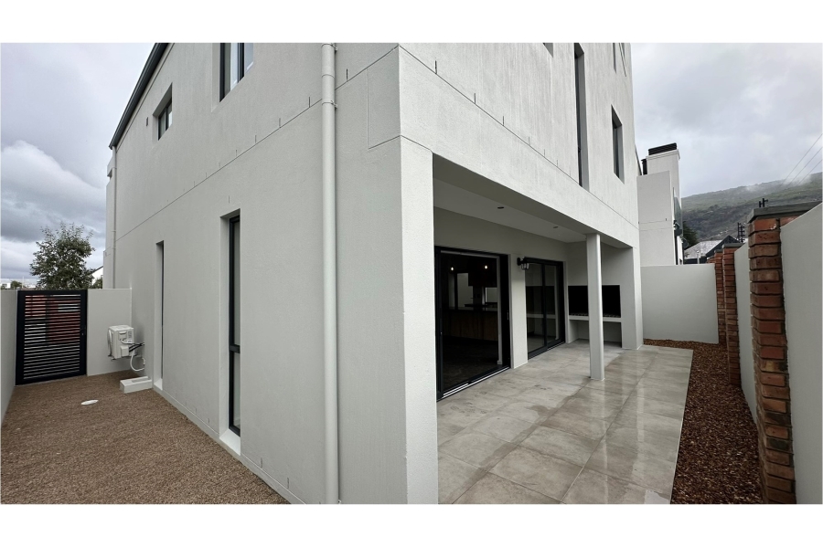 To Let 3 Bedroom Property for Rent in Lemoenkloof Western Cape